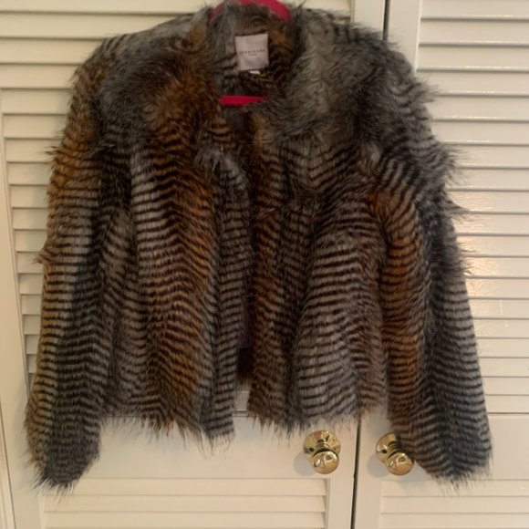 Urbancode Short Coat in faux feather - Picture 2 of 4